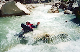 Les pieds en avant dans la riviere